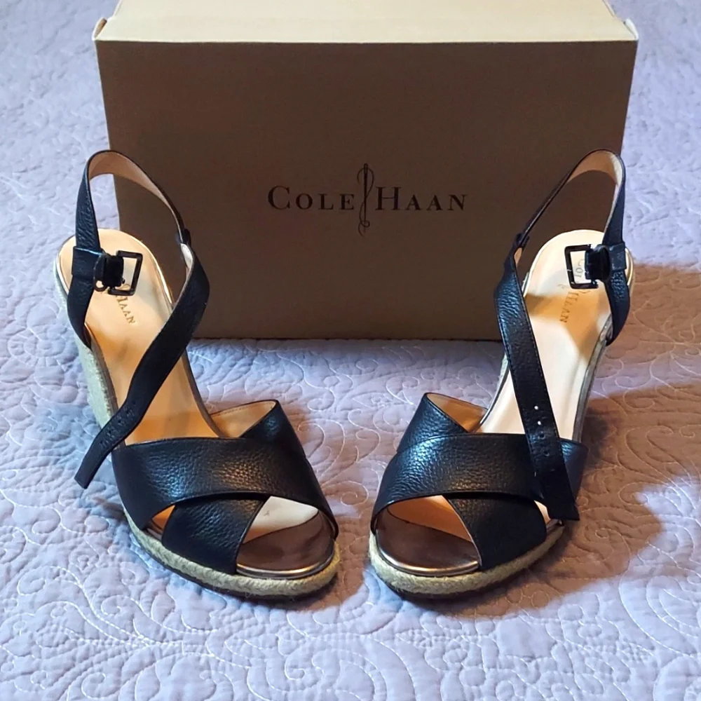 LIKE NEW! COLE HAAN Hart Wedge Sandal Black Pebbled Leather Jute Rope 8 1/2B